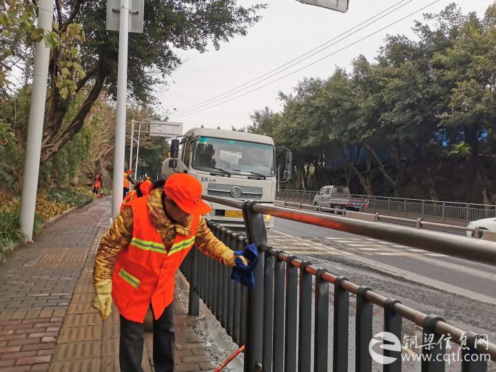 瞧！铜梁公路护栏“洗澡”啦，干干净净迎新春！