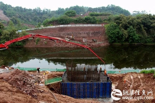 铜梁目前最大跨度在建桥梁浇筑承台，将改善邱少云烈士故乡交通条件