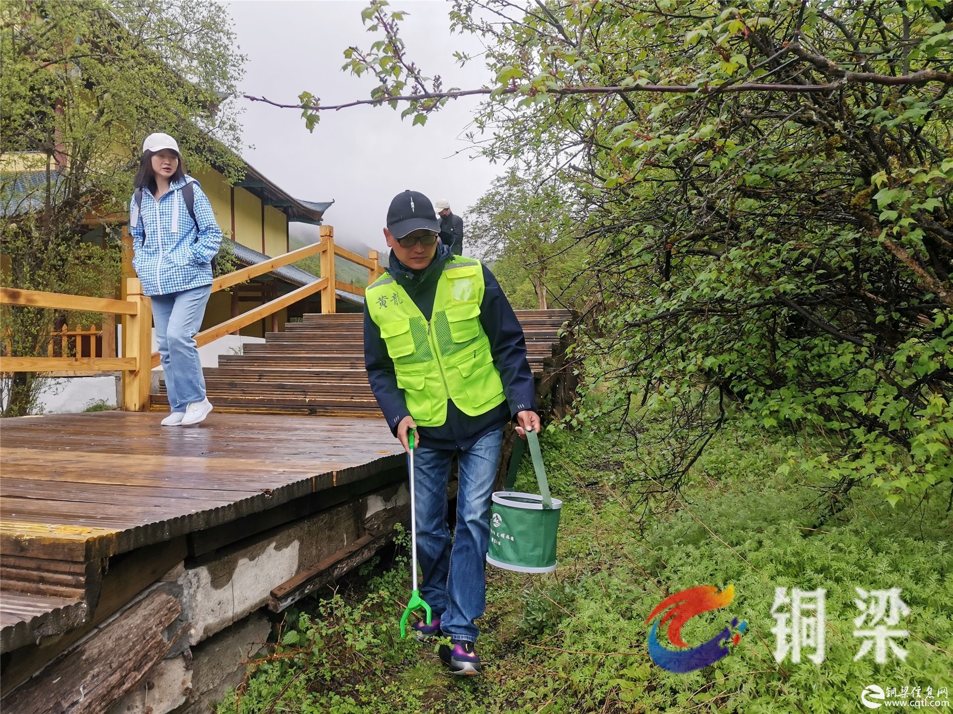 川渝九地高质量发展媒体调研行||黄龙清洁工 只为守护涪...