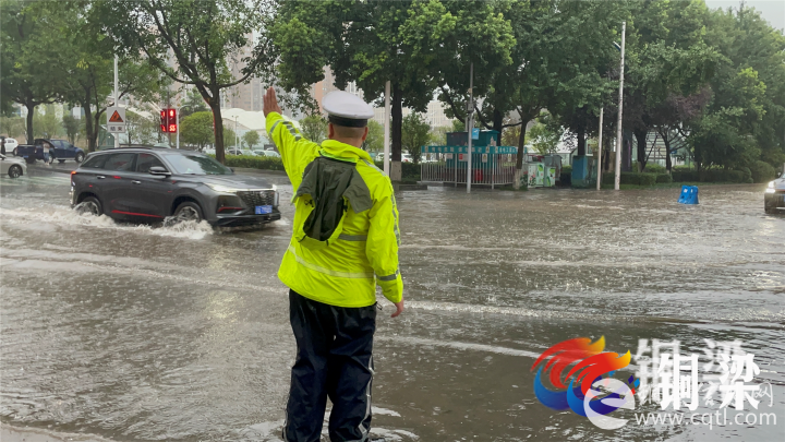 大暴雨致多路段积水 相关部门紧急出动排隐患