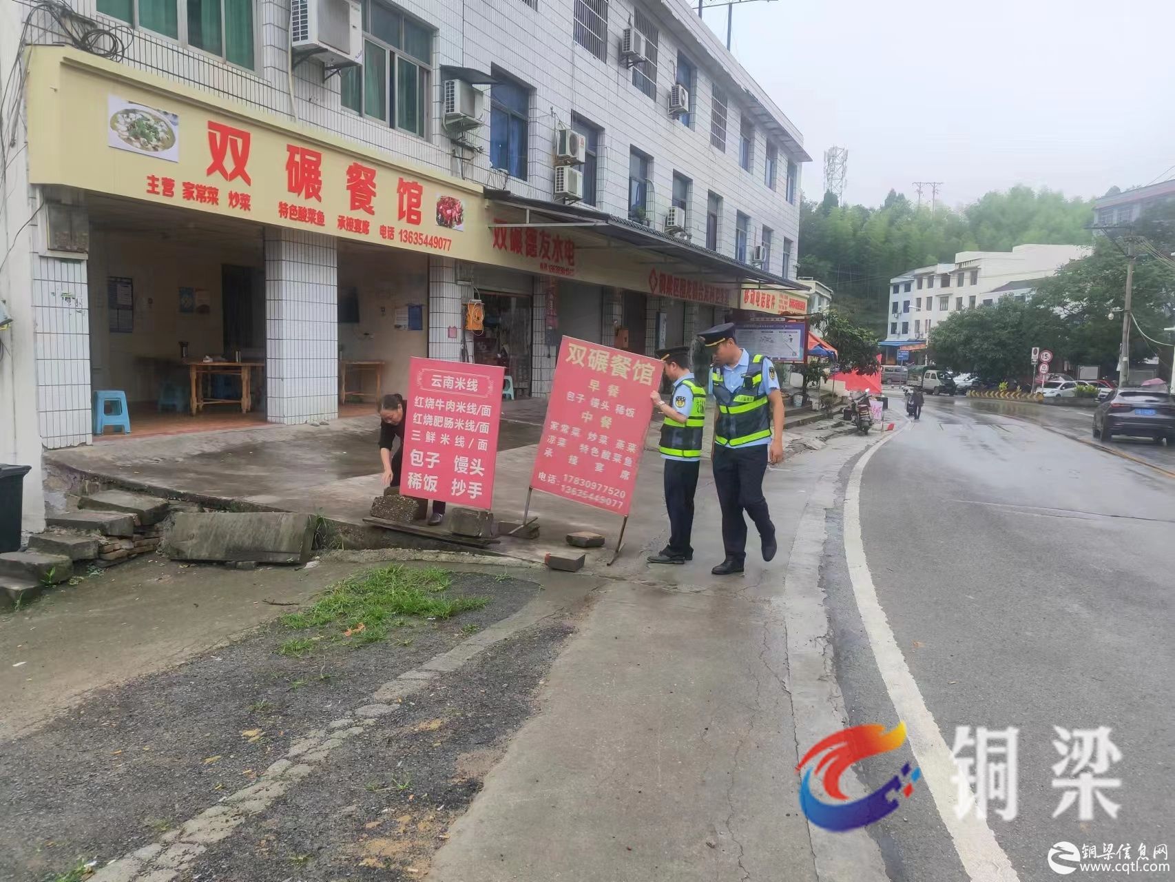 确保公路安全畅通！铜梁区交通局清理整治违规广告牌