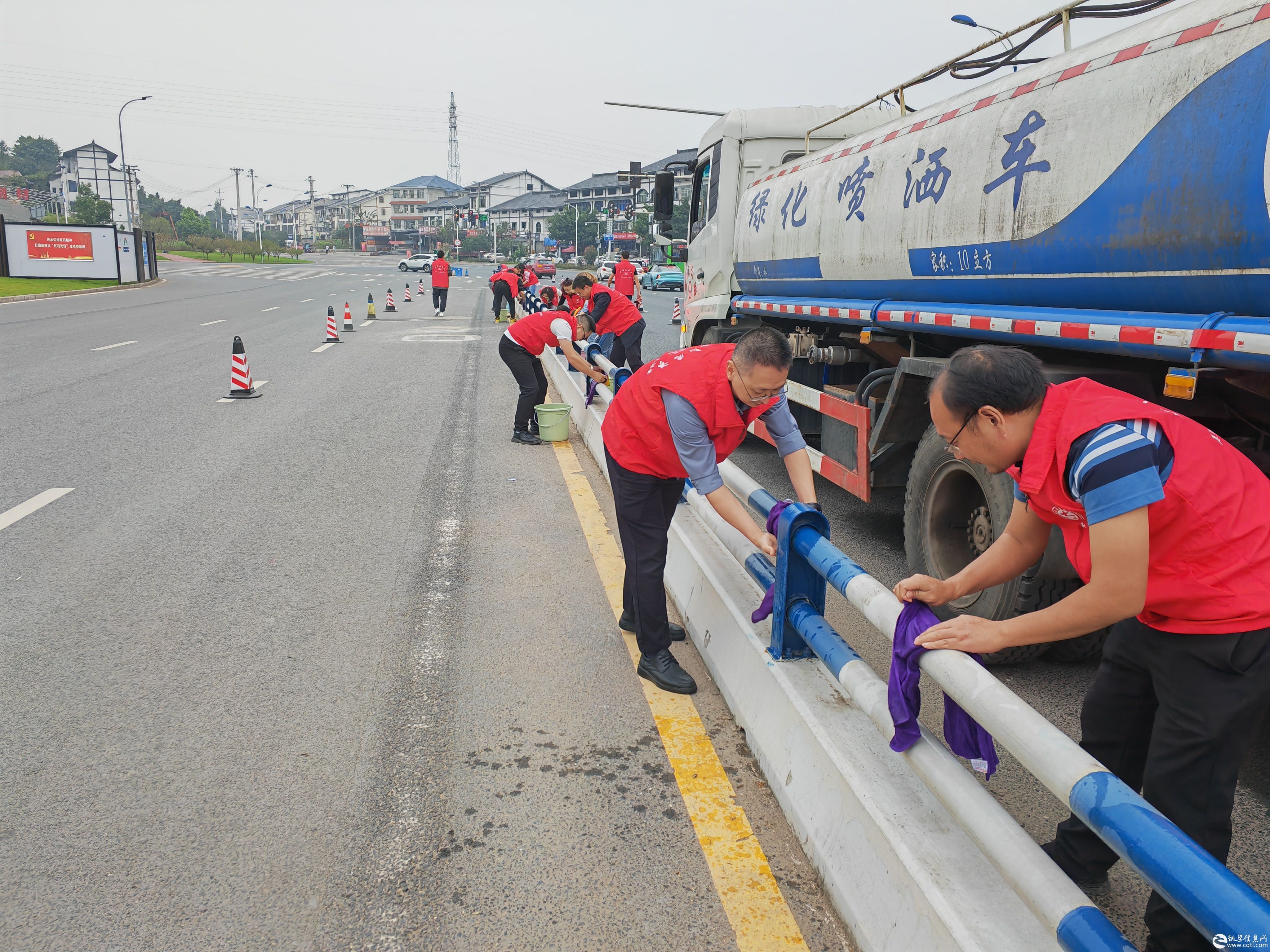 铜梁：环境大整治  公路面貌“增颜值”