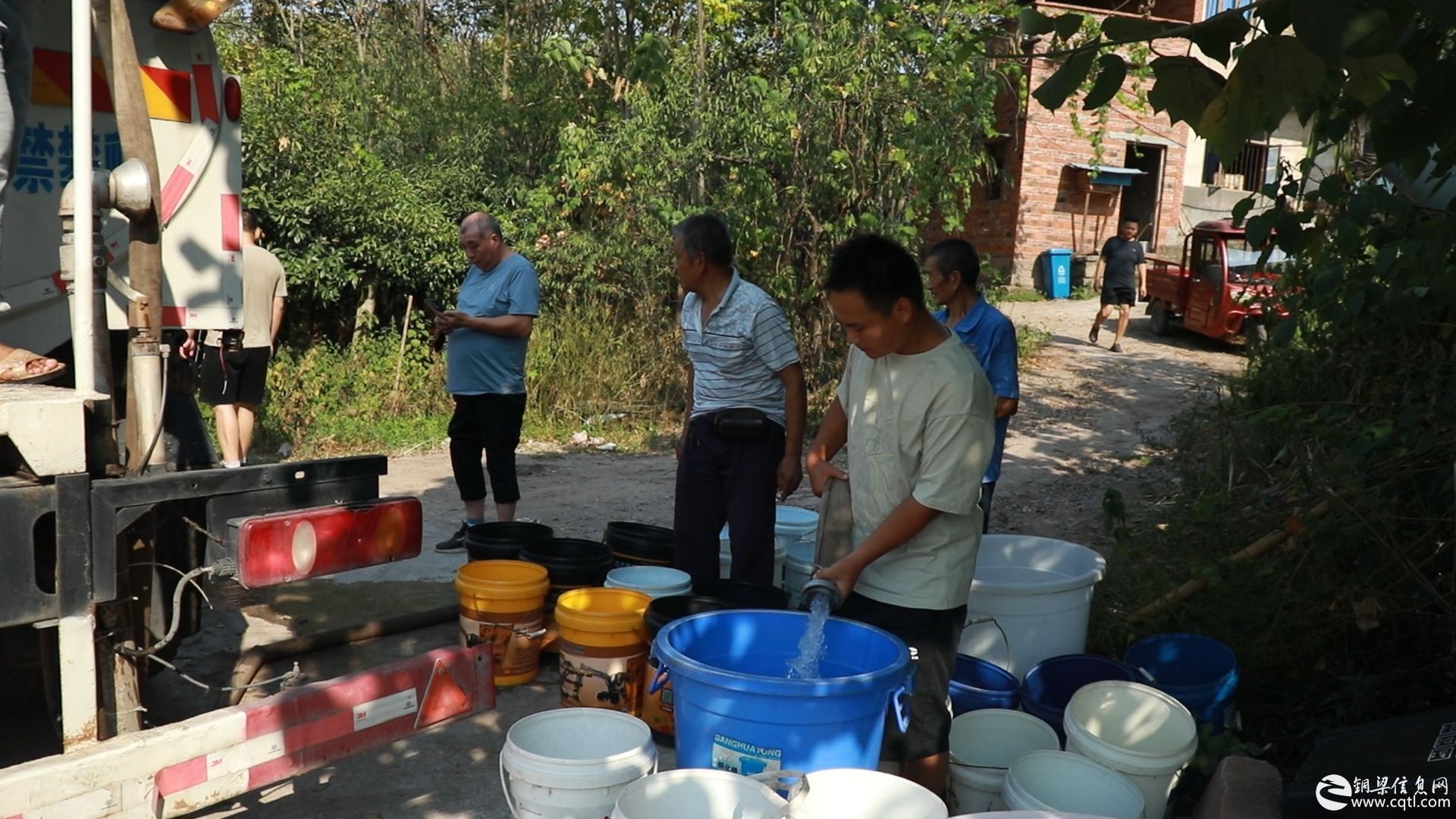 铜梁：持续高温饮水告急 多举措送水进村到户