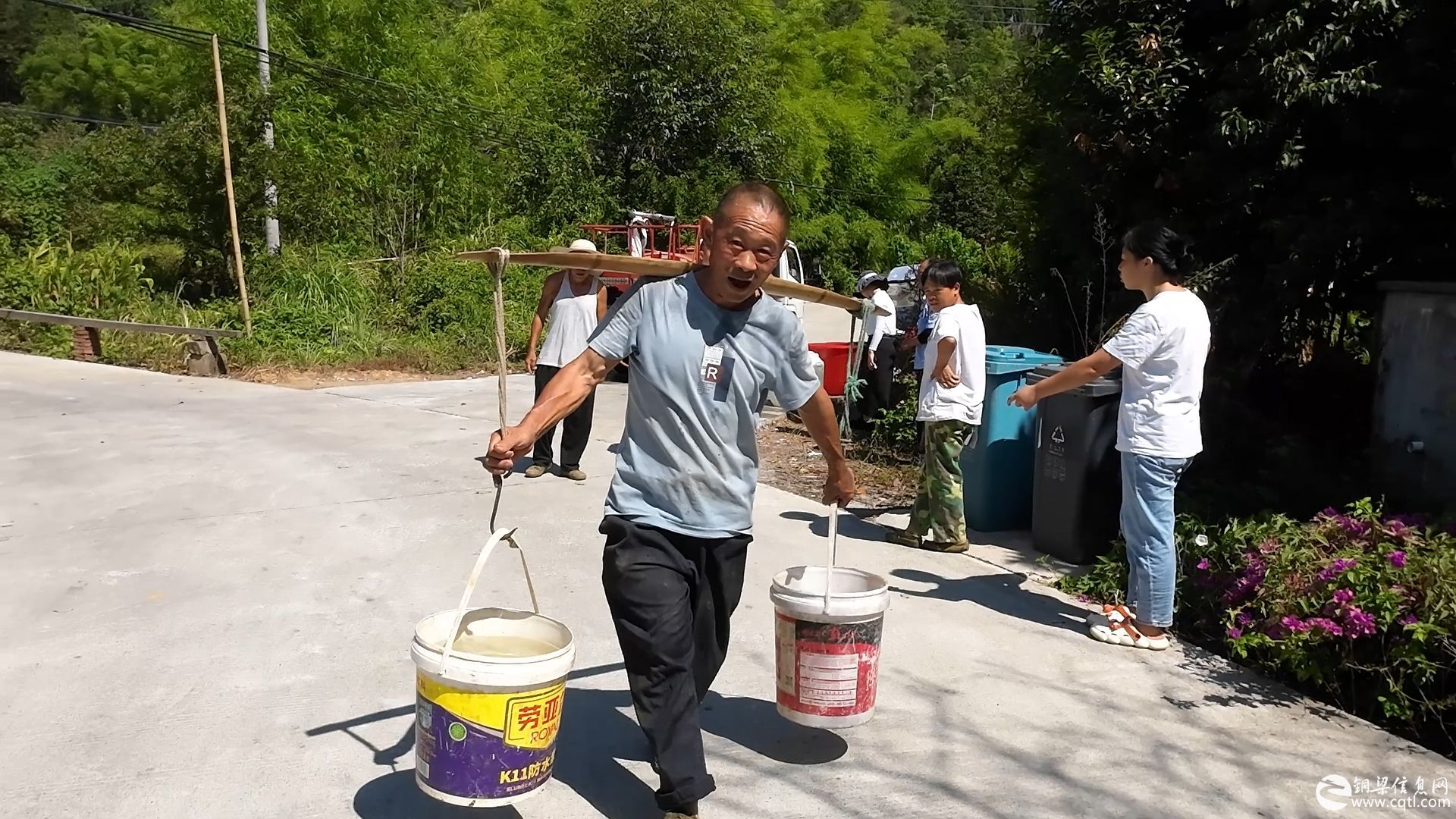 铜梁区土桥镇：设立应急蓄水桶 方便群众就近随时取水