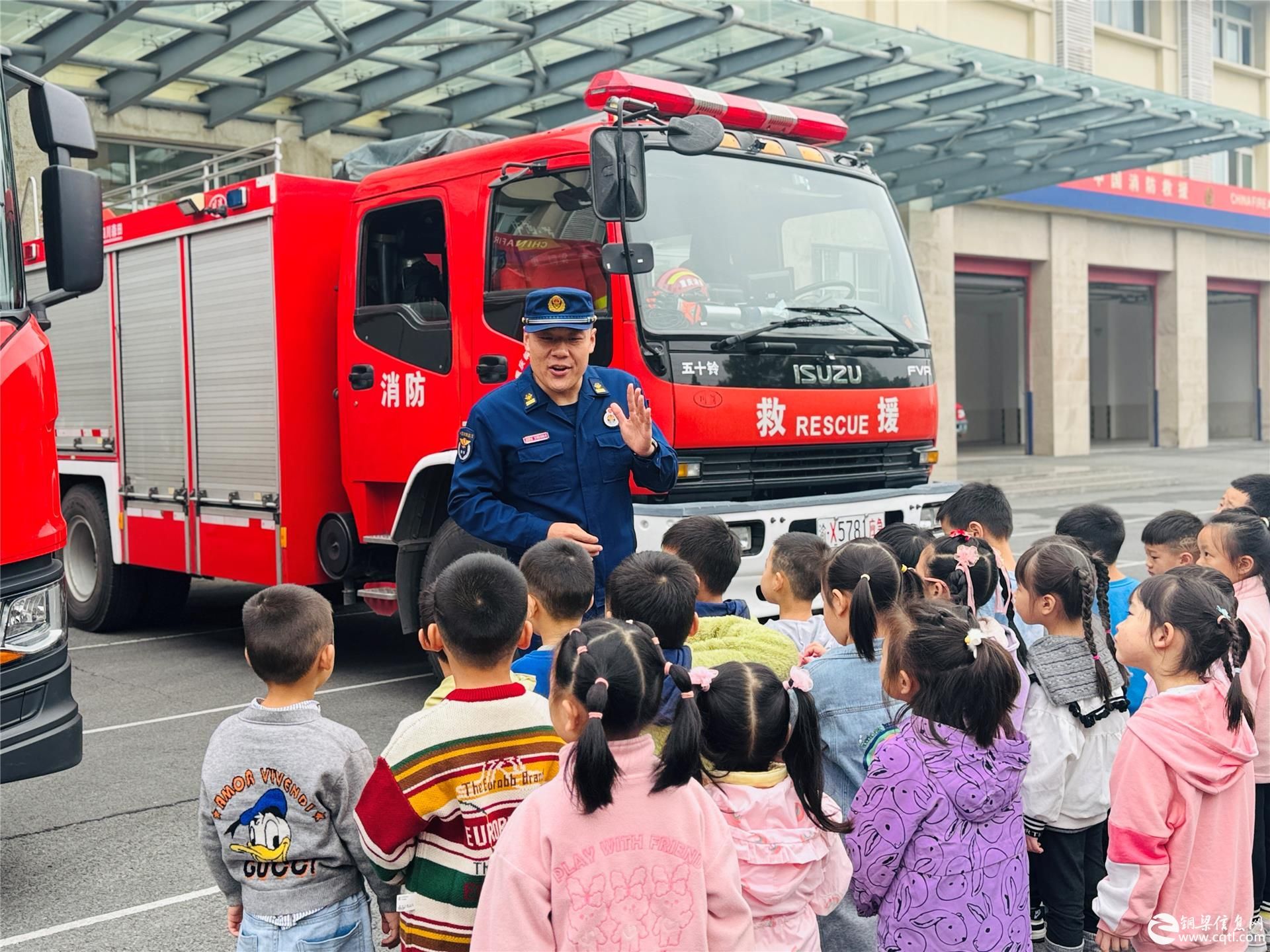 铜梁区龙乡幼儿园：致敬火焰蓝 萌娃体验奇妙消防之旅