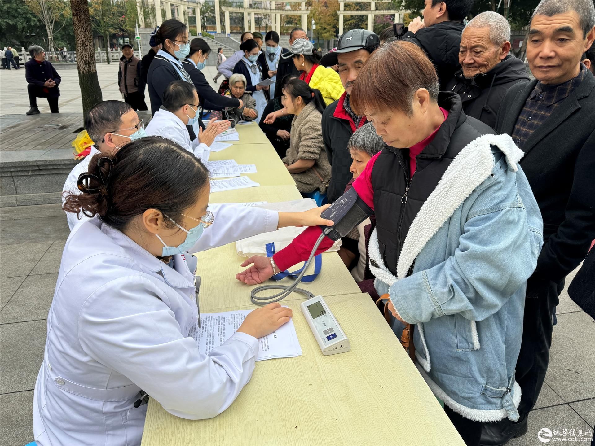 铜梁区人民医院：心梗救治日宣传义诊活动 守护群众“心”健康