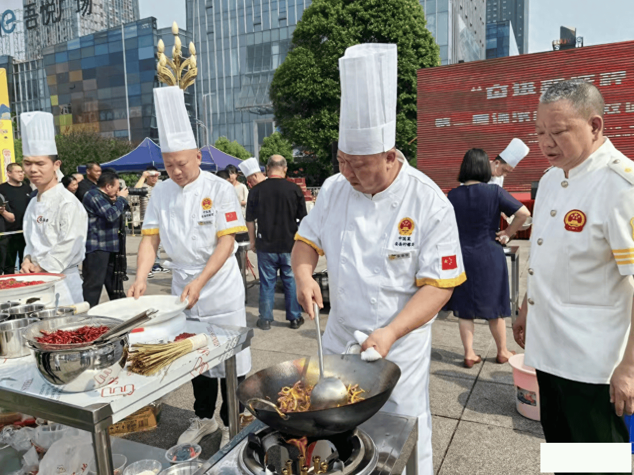 川渝两地美食联手预热“五一”餐饮市场