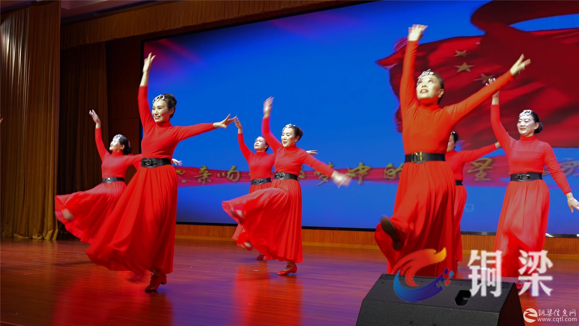 铜梁区老年大学：元旦舞台绽芳华 银发学子颂晚晴