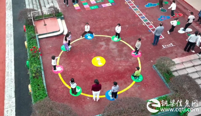 铜梁区庆隆小学：创意地面游戏 “玩转”校园大课间