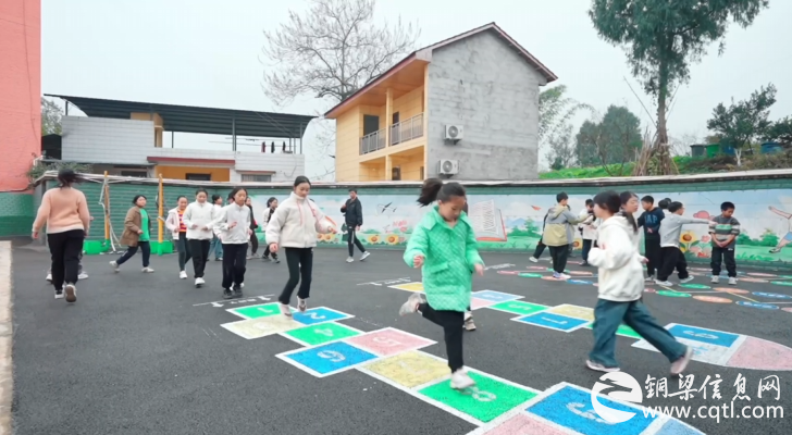 铜梁区庆隆小学：创意地面游戏 “玩转”校园大课间