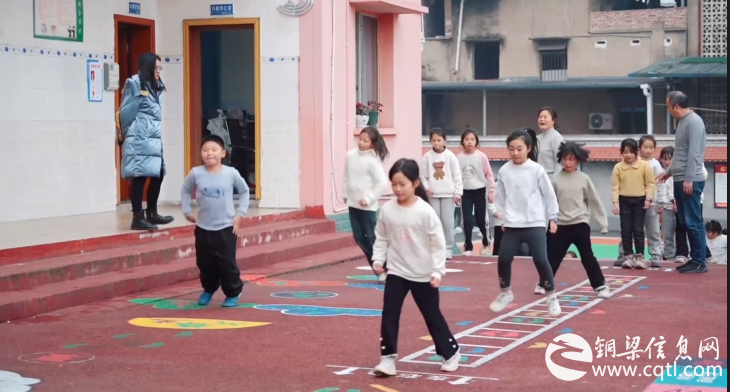 铜梁区庆隆小学：创意地面游戏 “玩转”校园大课间