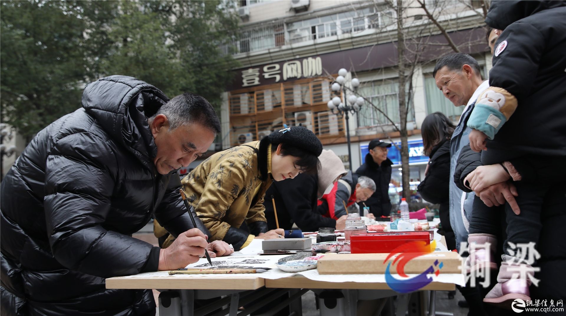 铜梁区正街社区：迎新春送春联 浓浓年味儿暖人心