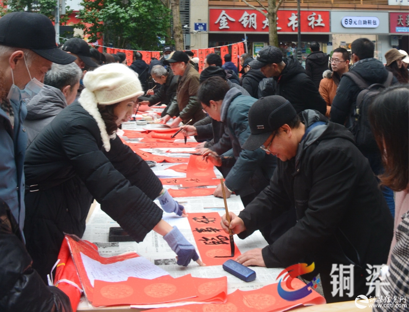 铜梁区老年书画研究会：妙笔生花送祝福 翰墨留香迎新春